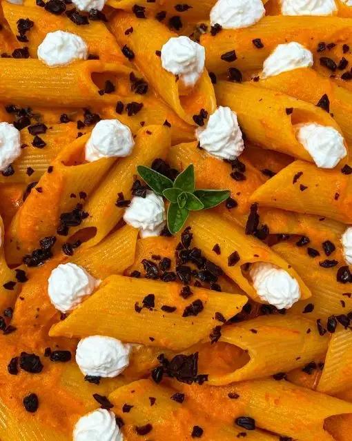 Ricetta Penne Giganti con Crema di Peperone Rosso, “Terra di Olive” Taggiasche e Spumoncini di Ricotta di ilmiopiattoacolori