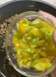 Immagine del passaggio 7 della ricetta Mezzi ziti con salsiccia, pomodorini gialli e asiago