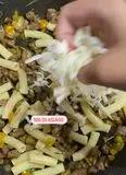 Immagine del passaggio 9 della ricetta Mezzi ziti con salsiccia, pomodorini gialli e asiago