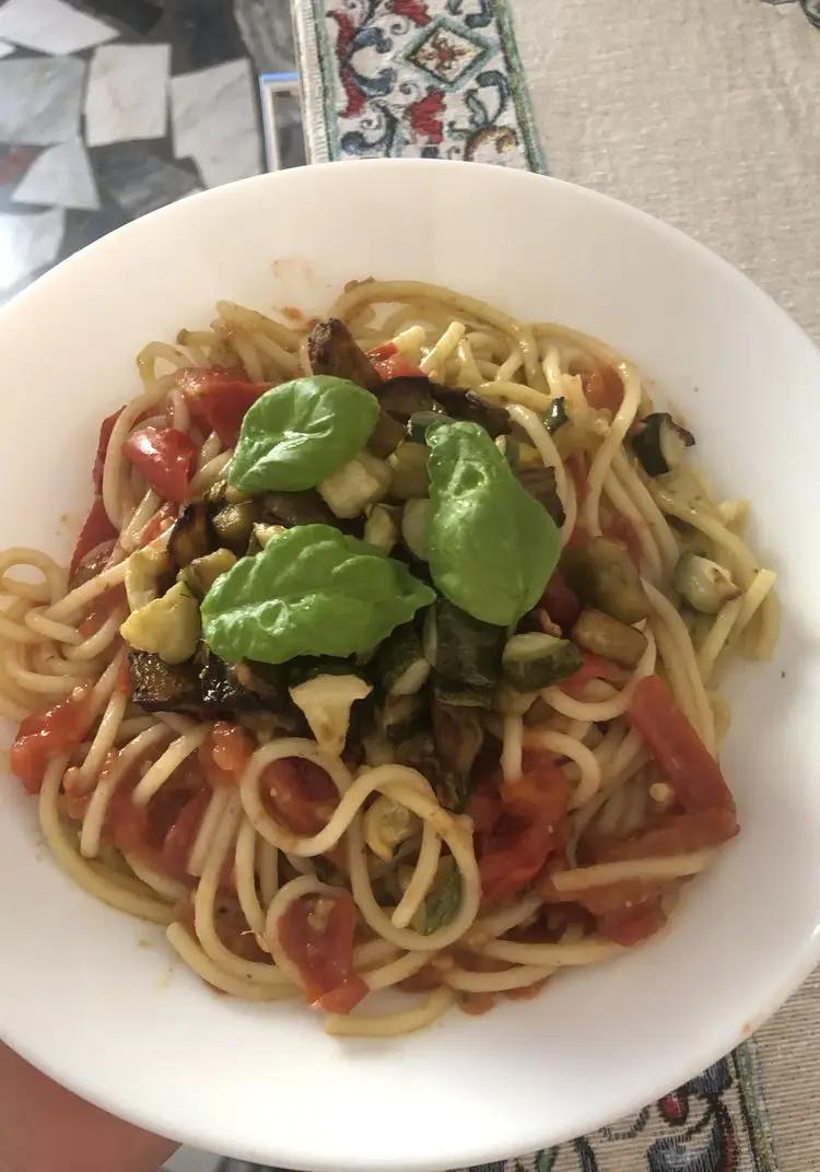 Ricetta Spaghetti con pesto ,pomodori , melanzane e zucchini di CookingMary