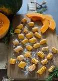 Immagine del passaggio 1 della ricetta Gnocchi di Zucca gluten free con burro e salvia