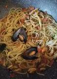 Immagine del passaggio 6 della ricetta Spaghetti gluten free all'impepata di cozze con pomodorini