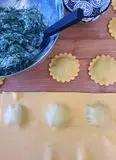 Immagine del passaggio 6 della ricetta Ravioli con ricotta e spinaci