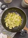 Immagine del passaggio 1 della ricetta Eliche giganti con pesto di patate e zucchine con crema di mozzarella di bufala.