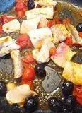 Immagine del passaggio 3 della ricetta Mezzi paccheri al filetto di spigola, olive nere e pomodorini