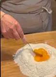 Immagine del passaggio 1 della ricetta Ravioloni alla carbonara - cuore fondente e guanciale croccante #carbonara #pastafresca #ravioli #primipiatti #pasta