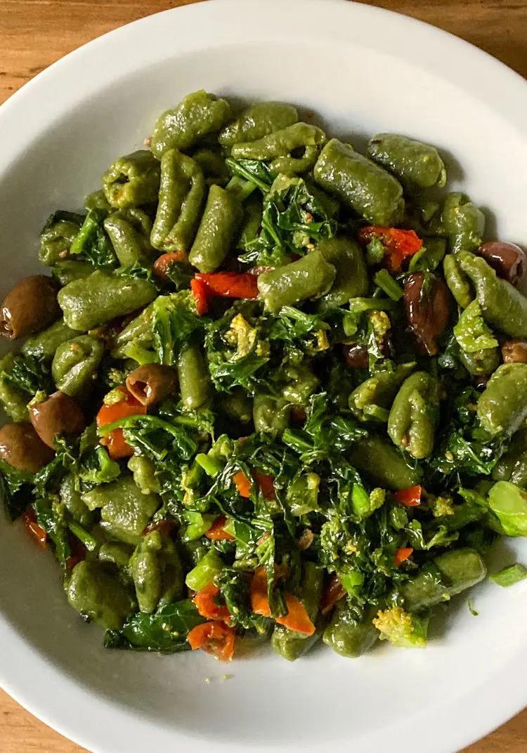 Ricetta Cavatelli al cavolo nero con cime di rapa, pomodorini secchi e olive di crema_al_pistacchio