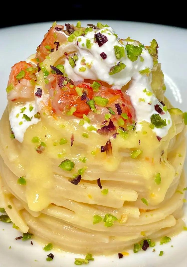 Ricetta Spaghetti alla Chitarra con datterini gialli, gamberi, burrata e pistacchi di unastellaincucina