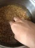 Immagine del passaggio 1 della ricetta Insalata di farro con mozzarelle, olive verdi, pomodorini e rucola 🍅🌱