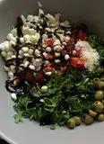 Immagine del passaggio 4 della ricetta Insalata di farro con mozzarelle, olive verdi, pomodorini e rucola 🍅🌱