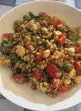 Immagine del passaggio 5 della ricetta Insalata di farro con mozzarelle, olive verdi, pomodorini e rucola 🍅🌱
