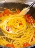 Immagine del passaggio 7 della ricetta Spaghetti ai pomodorini freschi e secchi con ricotta fresca