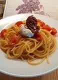 Immagine del passaggio 2 della ricetta Spaghetti ai pomodorini freschi e secchi con ricotta fresca