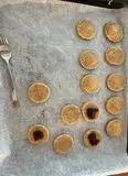 Immagine del passaggio 6 della ricetta Biscottini vegani alla vaniglia, con farina integrale, di farro e confettura