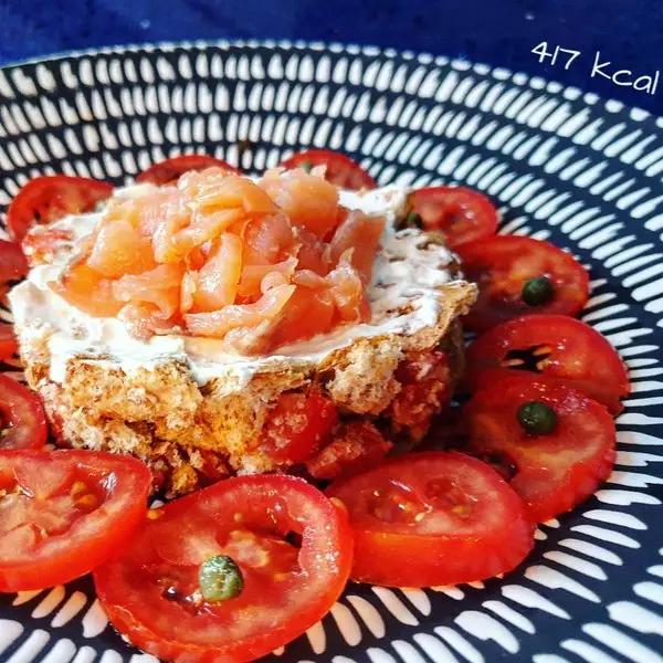 Ricetta Crumble di granetti con pomodorini, Philadelphia light e salmone di Frida.calories