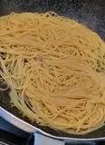 Immagine del passaggio 4 della ricetta Spaghetti aglio, olio e peperoncino