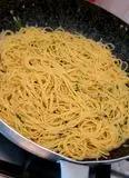 Immagine del passaggio 5 della ricetta Spaghetti aglio, olio e peperoncino