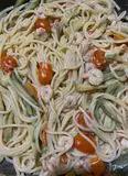 Immagine del passaggio 5 della ricetta Spaghetti cremosi con gamberetti🦐