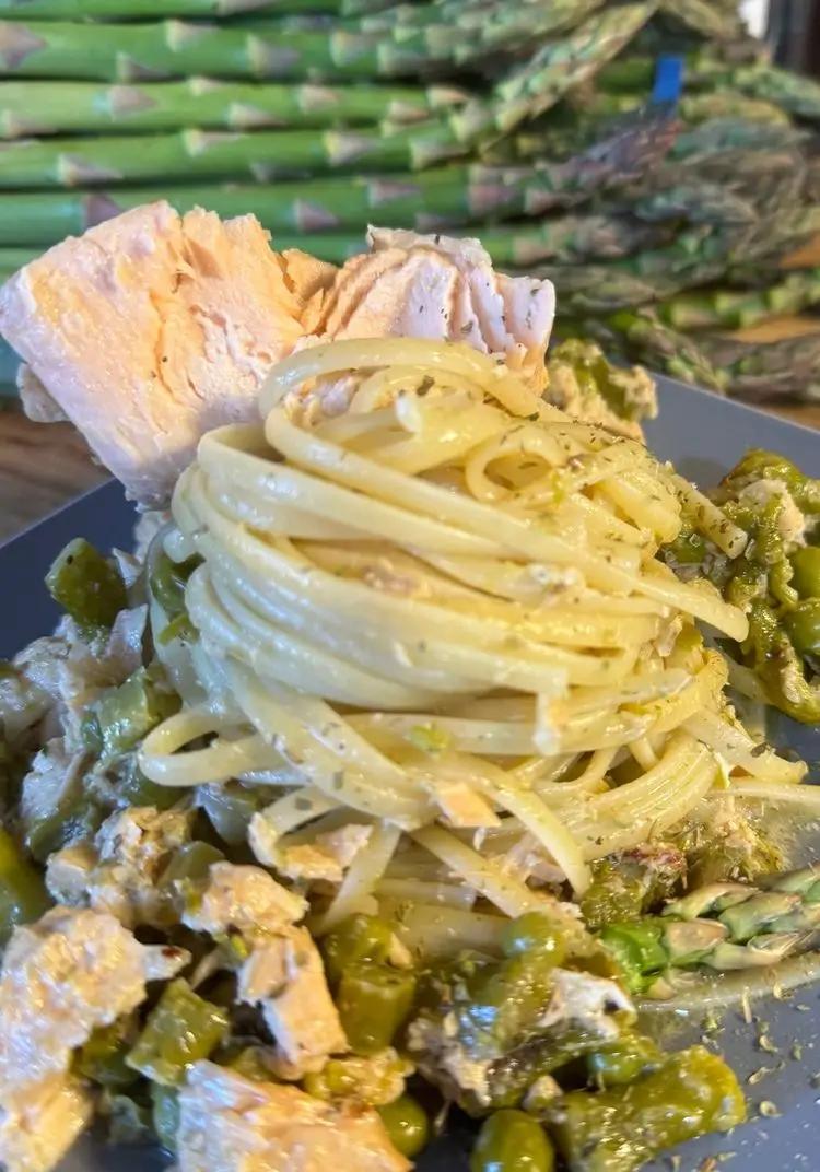 Ricetta Pasta cremosa con salmone, asparagi e piselli 😊 di sborlininina40