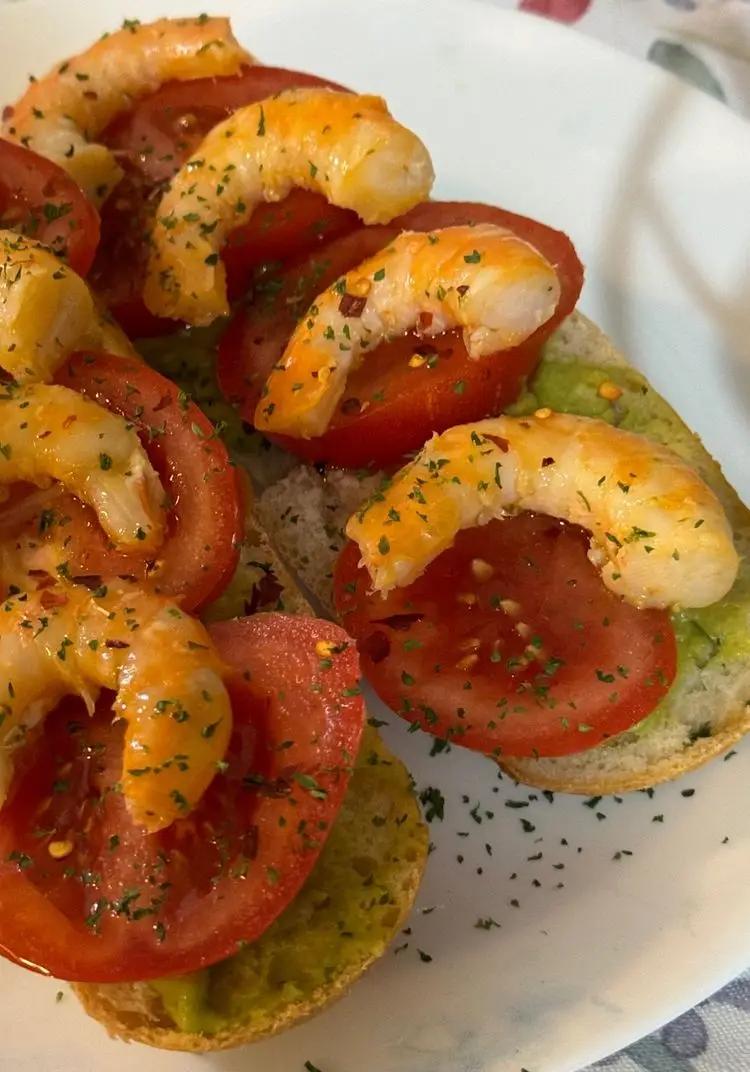 Ricetta BRUSCHETTA AVOCADO POMODORO GAMBERONI POMODORO E UN PIZZICO DI PEPERONCINO di sborlininina40