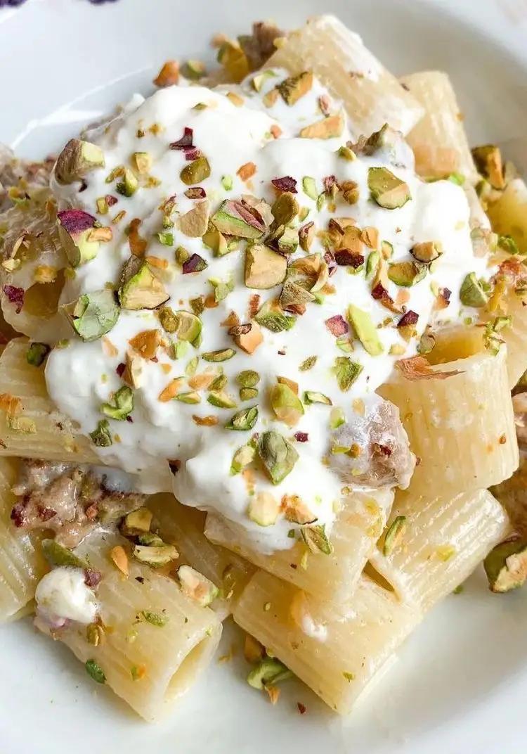 Ricetta Mezze maniche con Salsiccia, Stracciatella e Pistacchi di marzella.luca