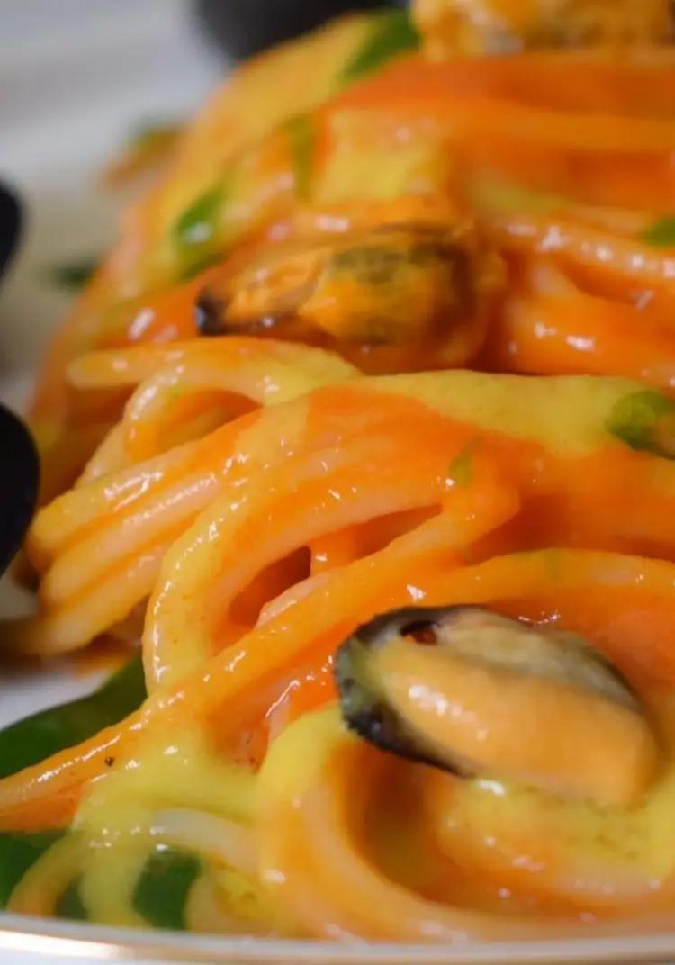 Ricetta Spaghetti di Gragnano alla crema di peperoni rossi e gialli, cozze e salsa di prezzemolo. di Mamy.chef75