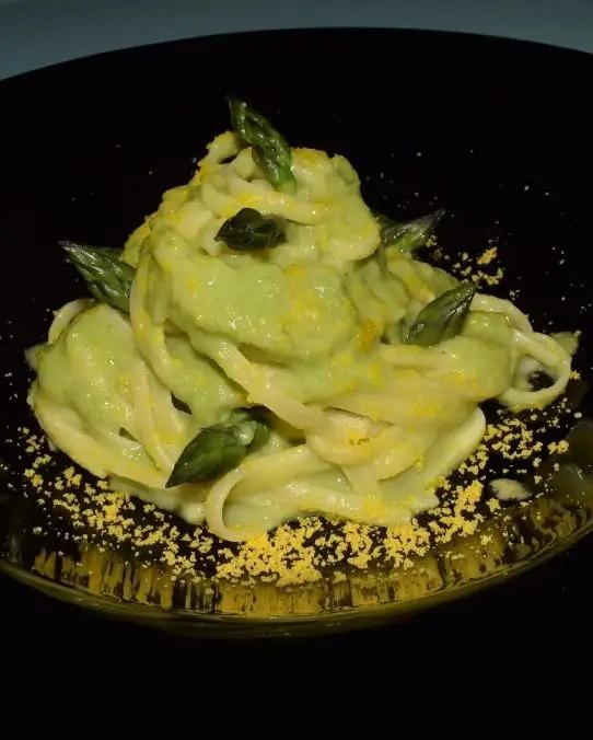 Ricetta Linguine con crema di asparagi, tuorlo marinato grattugiato e salsa di ciliegino di Mamy.chef75