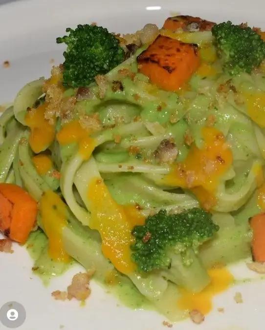 Ricetta Fettuccelle con crema di broccoli, zucca e crumble di pane croccante all'aringa affumicata di Mamy.chef75
