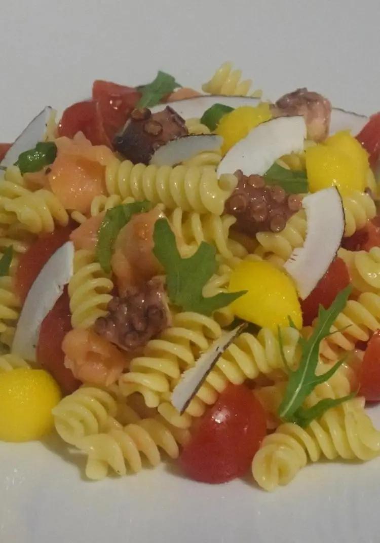 Ricetta Pasta fredda con salmone, polpo, mango e cocco. di Mamy.chef75