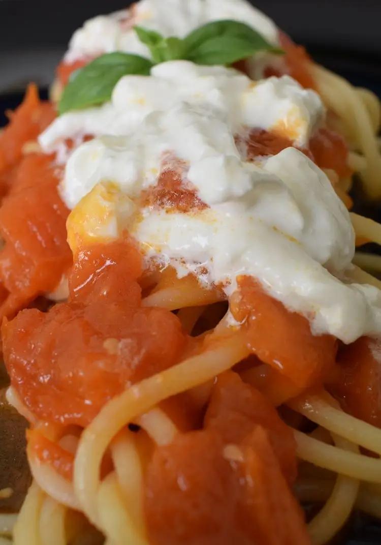Ricetta Spaghetti con pomodorini scattarisciati e burrata di Mamy.chef75