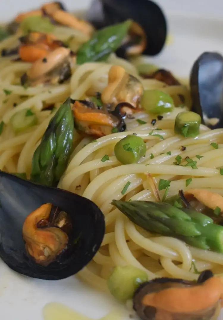 Ricetta Spaghetti di Gragnano con cozze tarantine e asparagi. di Mamy.chef75