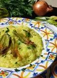 Immagine del passaggio 8 della ricetta Risotto  giallo con fiori di zucchina al forno