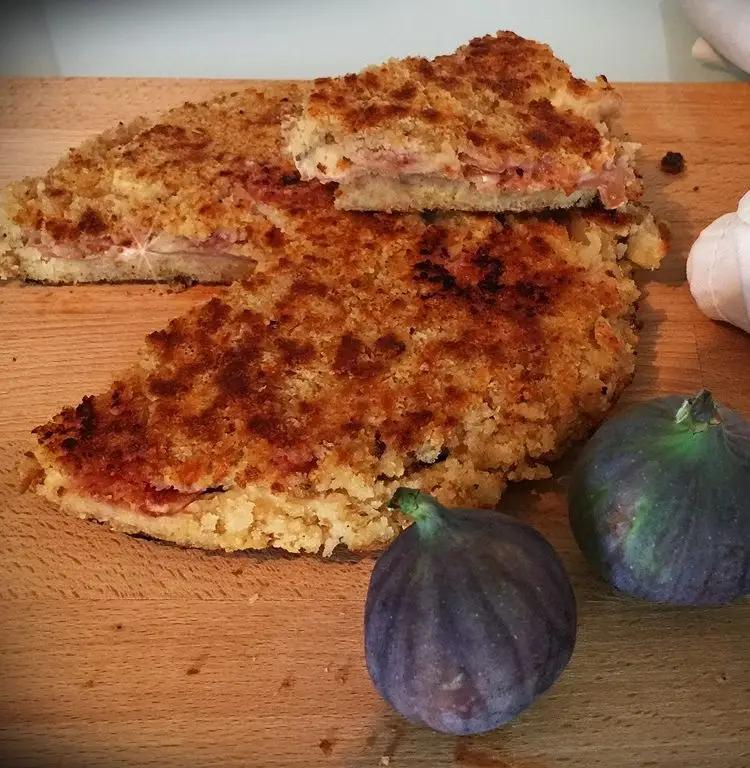 Ricetta Torta rustica di pane con bufala, prosciutto crudo e fichi di cuochinaperpassione