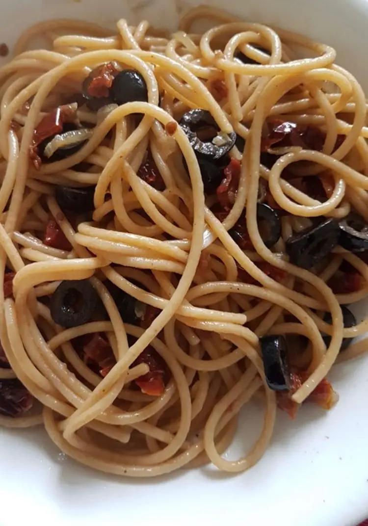 Ricetta Spaghetti con pomodorini secchi, cipolla di Tropea e olive di destefanispina