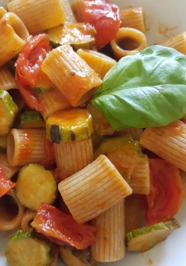 Ricetta Mezze maniche con zucchine, pomodorini e basilico di destefanispina
