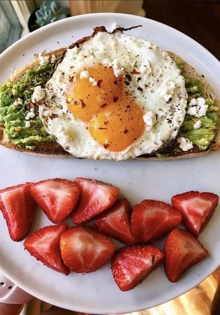 Ricetta Avocado toast, uova e frutta di Magno