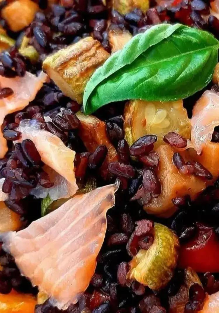 Ricetta Riso venere con verdure e salmone di Magno