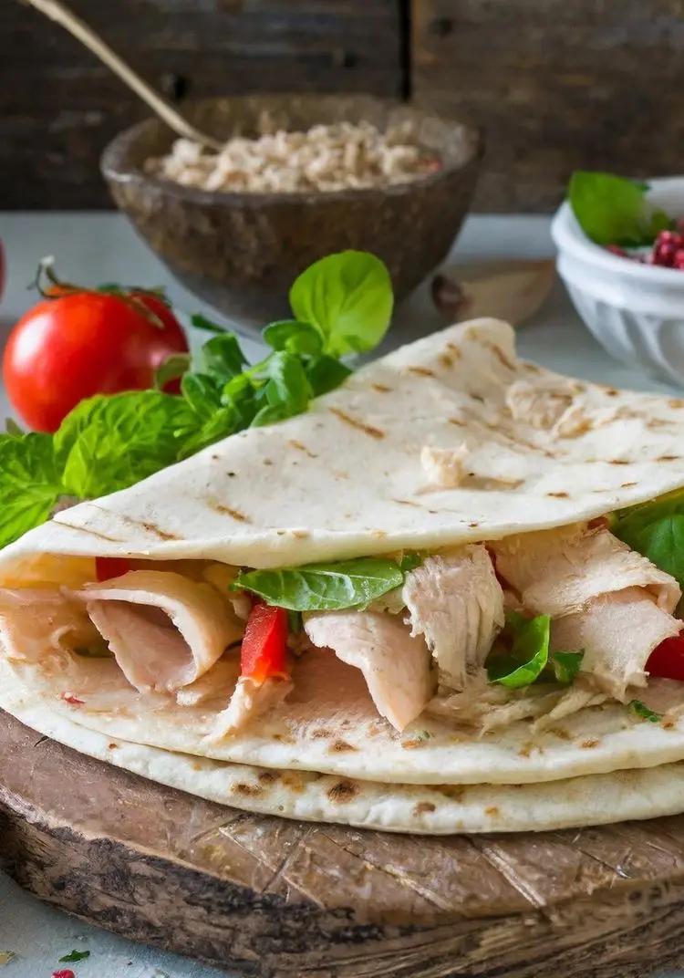 Ricetta Piadina con fesa di tacchino pomodori e soncino di Magno