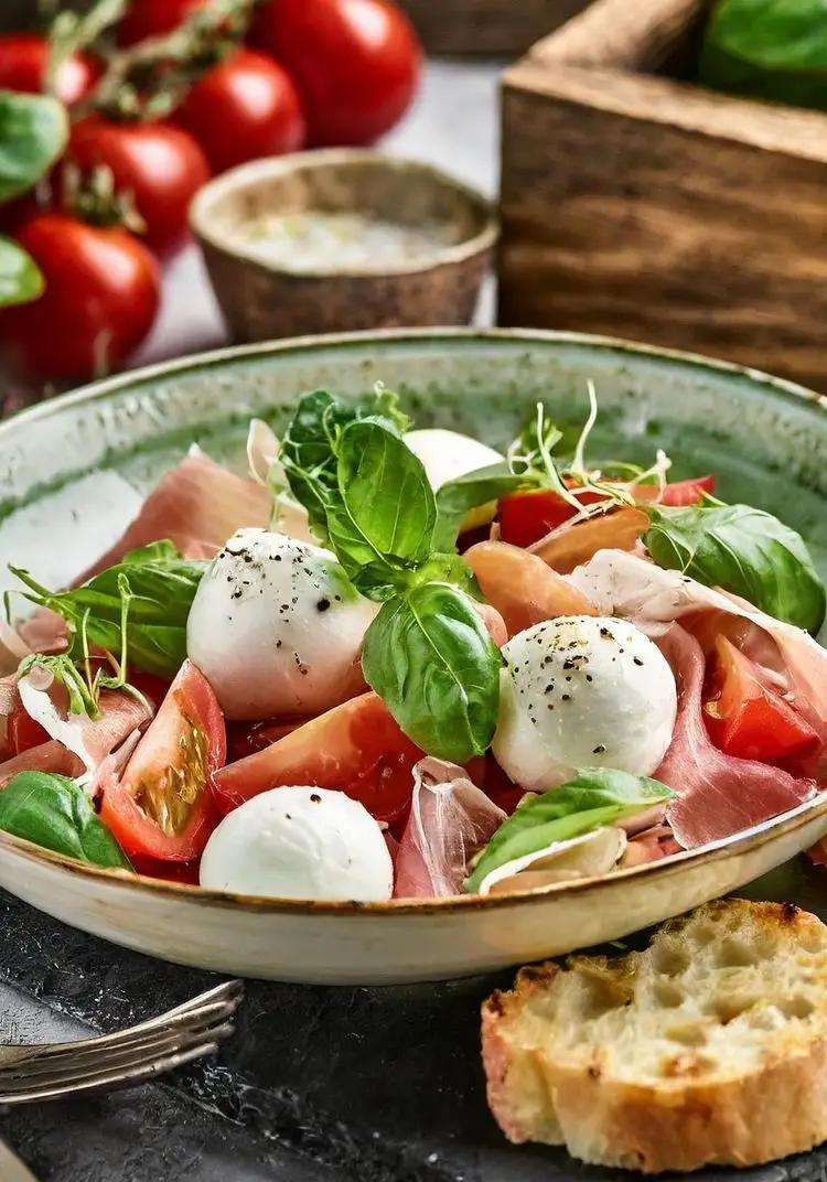 Ricetta Insalata caprese con mozzarella, pomodori e prosciutto crudo di Magno