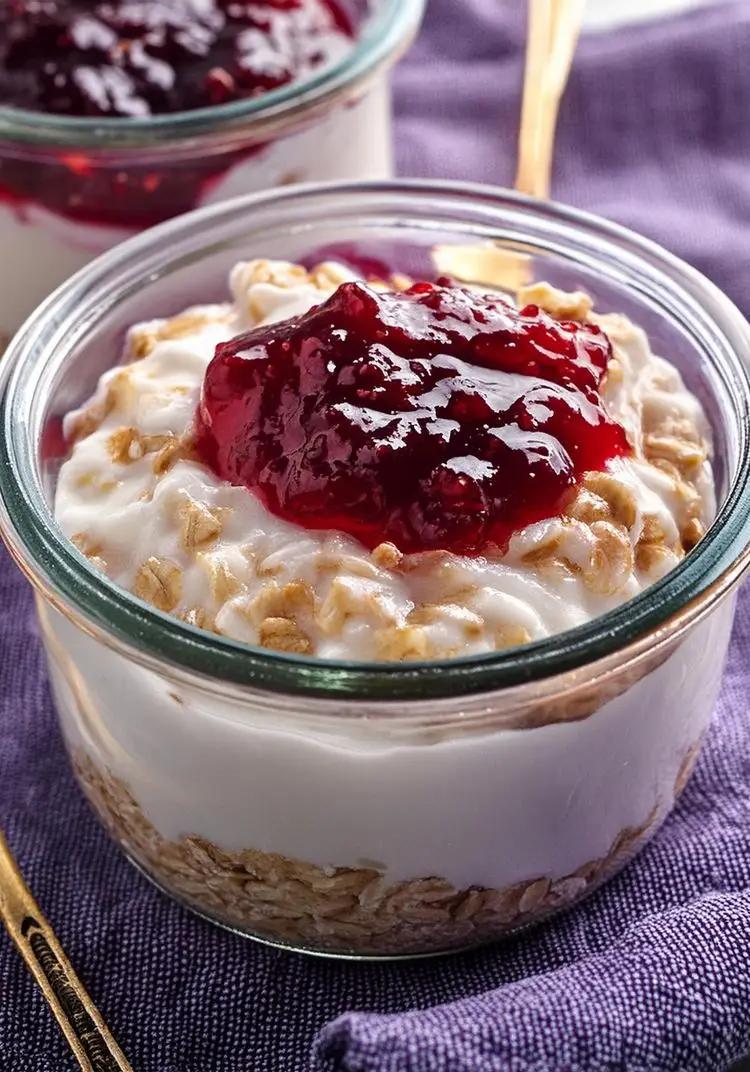 Ricetta Overnight porridge allo yogurt, avena e marmellata di Magno