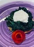 Immagine del passaggio 7 della ricetta Uovo pochè su letto di spinaci e fonduta di parmigiano con crostino di pane