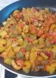 Immagine del passaggio 1 della ricetta Frittata al forno con peperoni, crudo e scamorza affumicata
