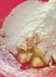 Immagine del passaggio 4 della ricetta Cupcakes vegan ai frutti di bosco, mele e panna a limone.