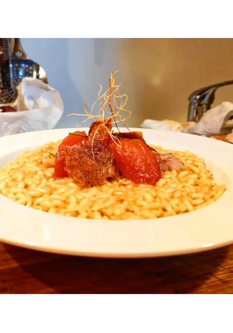 Ricetta Risotto giallo con gamberi pelle di pollo e radici di cipolla fritte di Flairjob