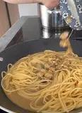 Immagine del passaggio 5144 della ricetta Linguine, vongole, aglio nero e bottarga