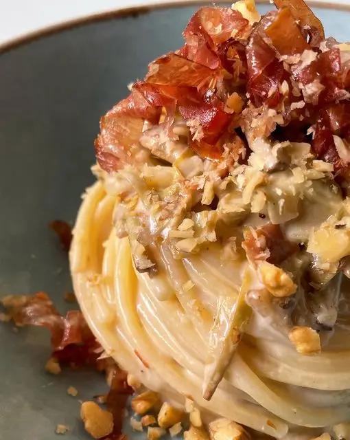 Ricetta Spaghettoni con carciofi, prosciutto crudo croccante, crema di provolone e noci di lomagnafoodblog