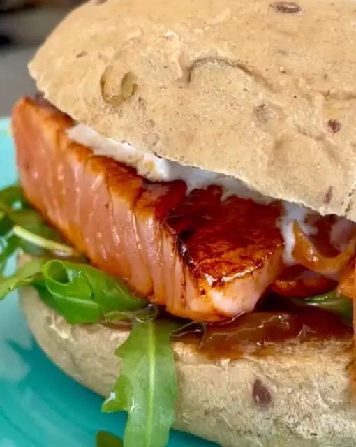 Ricetta Panino con filetto di salmone laccato alla salsa di soia, cipolle caramellate, stracciatella e rucola di lomagnafoodblog