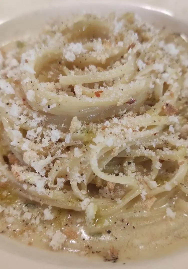 Ricetta Spaghetti crema all'aglio, olio aromatizzato al prezzemolo, peperoncino e polvere di pane croccante di Andrea_Ricci
