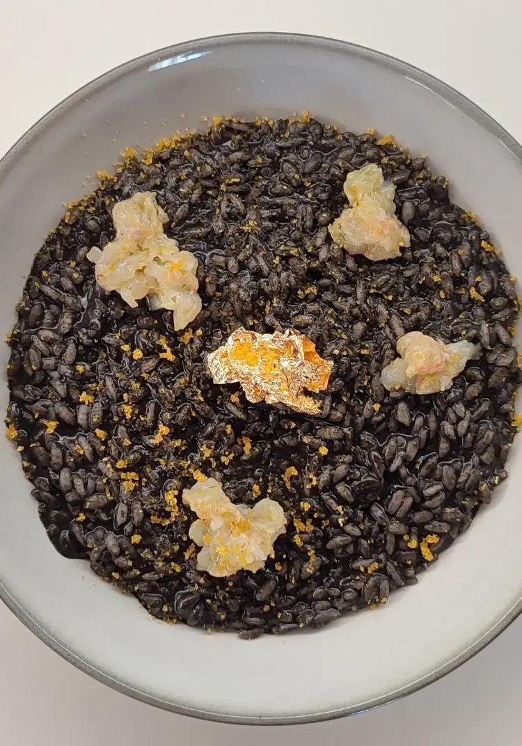 Ricetta Risotto al nero di seppia con tartare di scampi, bottarga e foglia d'oro di Andrea_Ricci