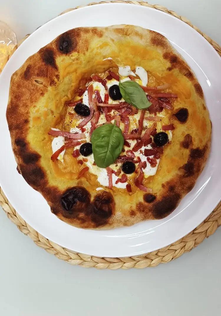 Ricetta Pizza in doppia cottura con mozzarella, crema di zucca, speck, stracciatella e olive nere di ileniagrossud